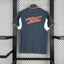 CAMISA DO BAYERN MUNICH ESPECIAL BASEBALL 25/26 - CINZA E BRANCO