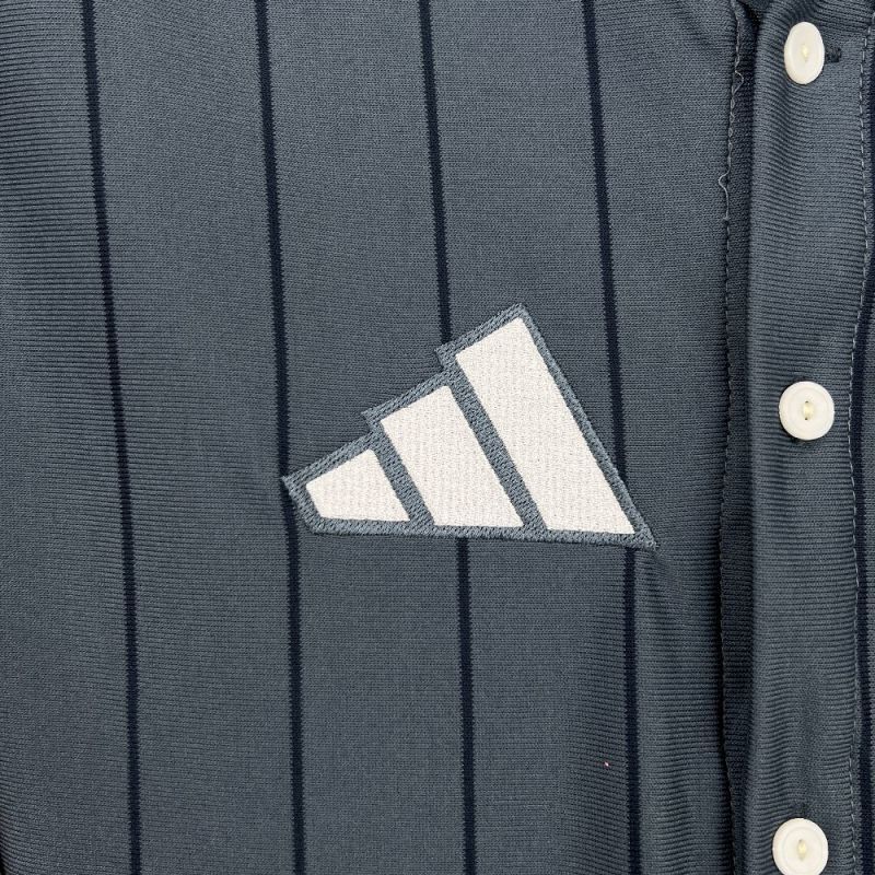 CAMISA DO BAYERN MUNICH ESPECIAL BASEBALL 25/26 - CINZA E BRANCO