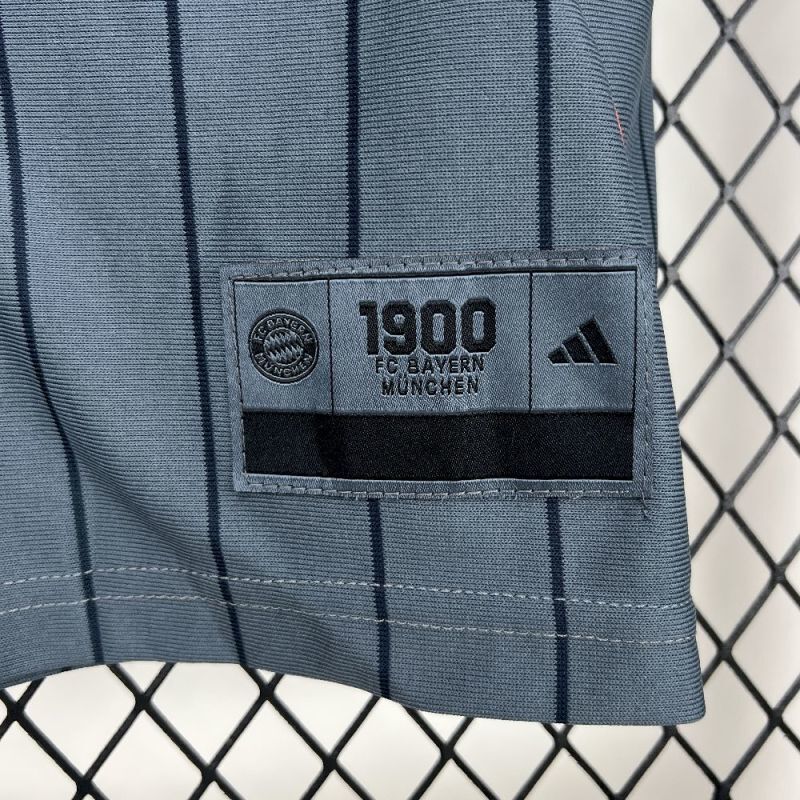 CAMISA DO BAYERN MUNICH ESPECIAL BASEBALL 25/26 - CINZA E BRANCO