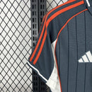 CAMISA DO BAYERN MUNICH ESPECIAL BASEBALL 25/26 - CINZA E BRANCO